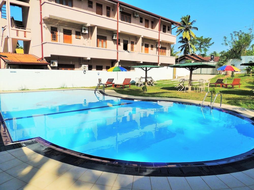 Airport Green View Resort Andiambalama Bagian luar foto