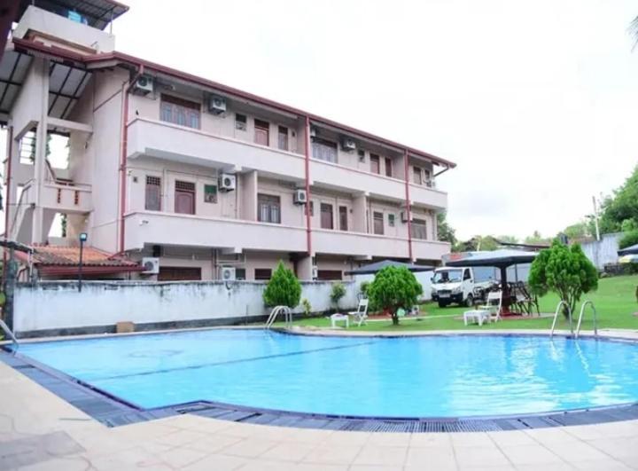 Airport Green View Resort Andiambalama Bagian luar foto