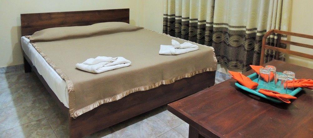 Airport Green View Resort Andiambalama Bagian luar foto