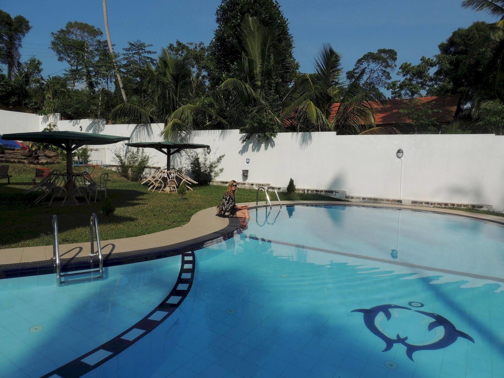 Airport Green View Resort Andiambalama Bagian luar foto