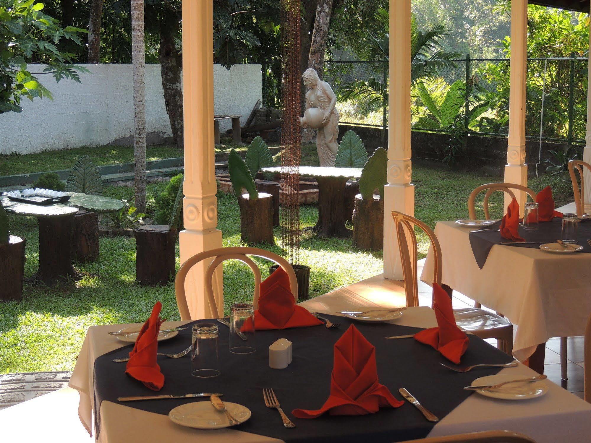 Airport Green View Resort Andiambalama Bagian luar foto