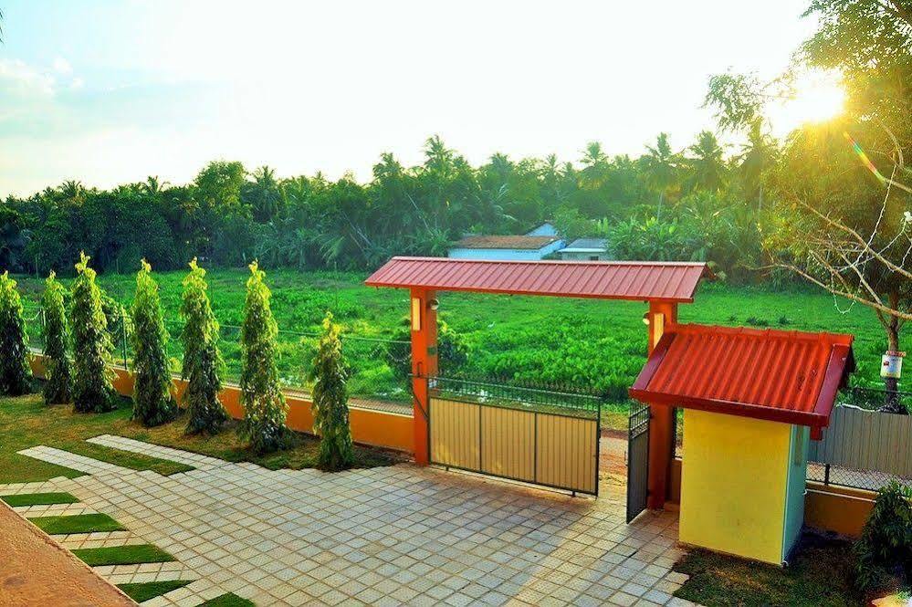Airport Green View Resort Andiambalama Bagian luar foto