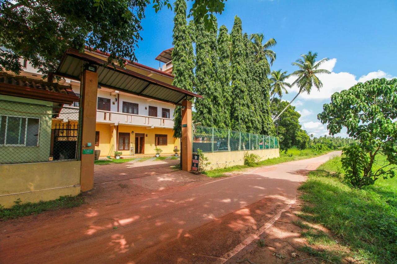 Airport Green View Resort Andiambalama Bagian luar foto