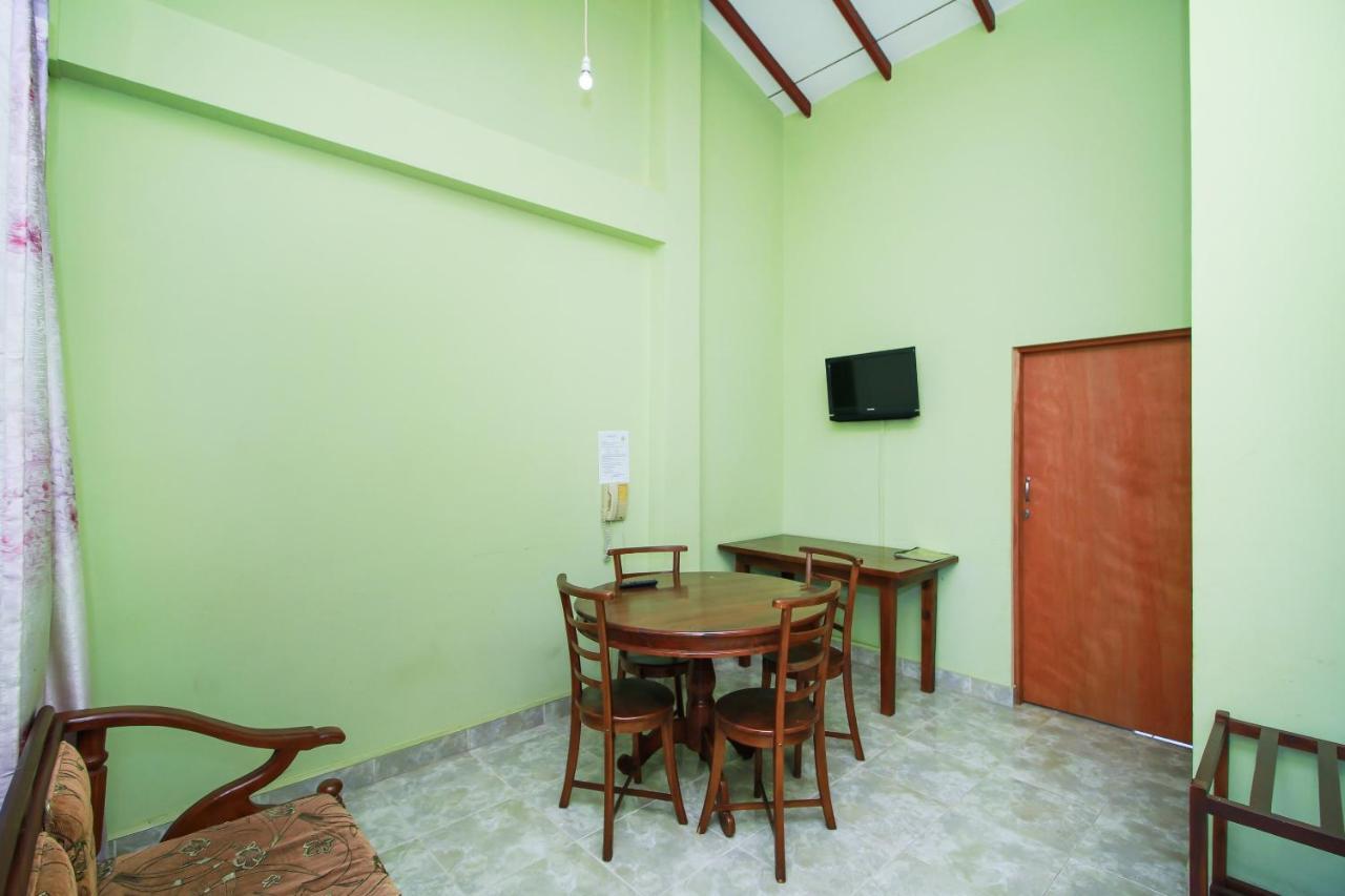 Airport Green View Resort Andiambalama Bagian luar foto