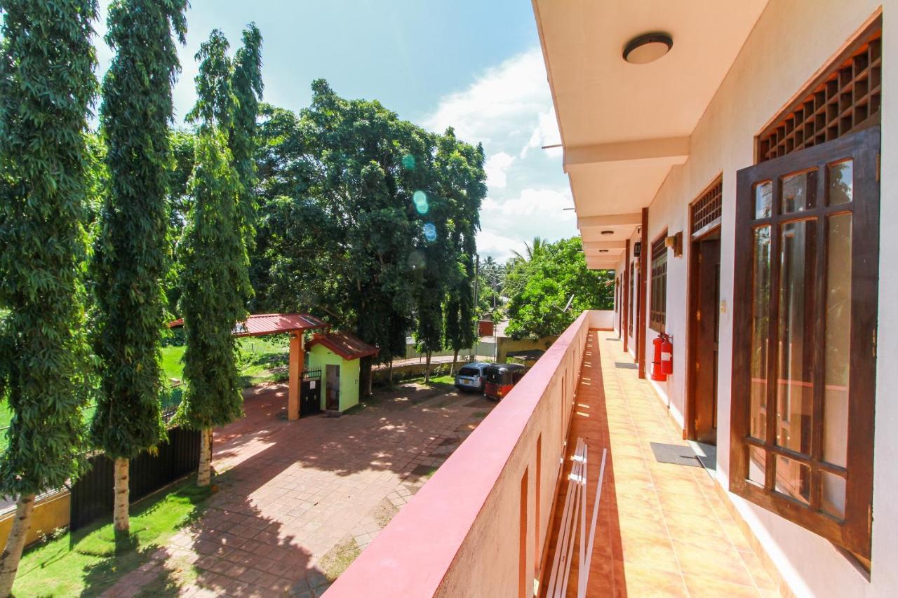 Airport Green View Resort Andiambalama Bagian luar foto